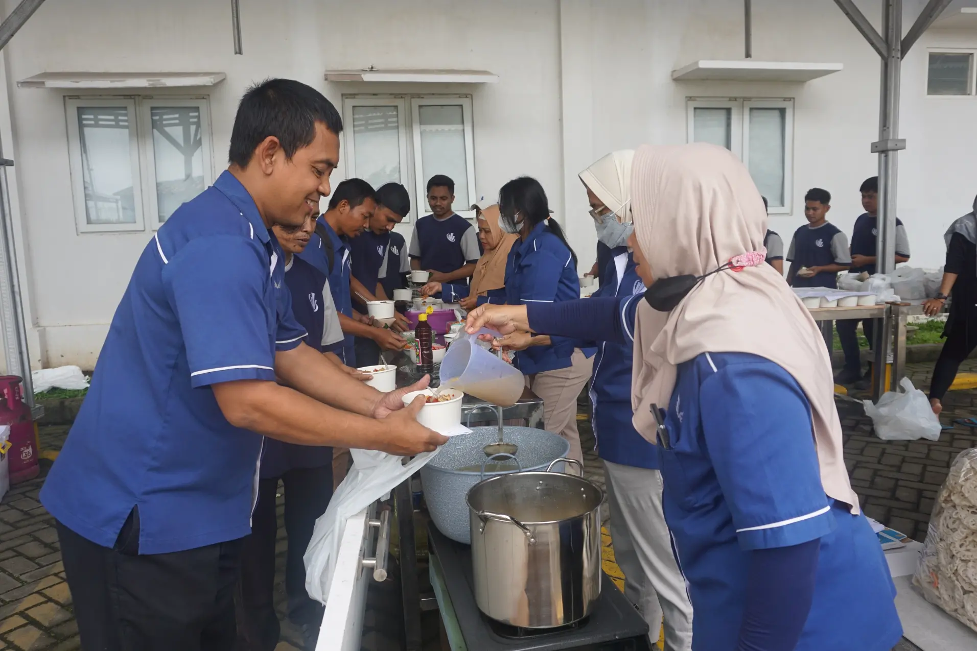 Keakraban Karyawan Dalam Makan Bersama